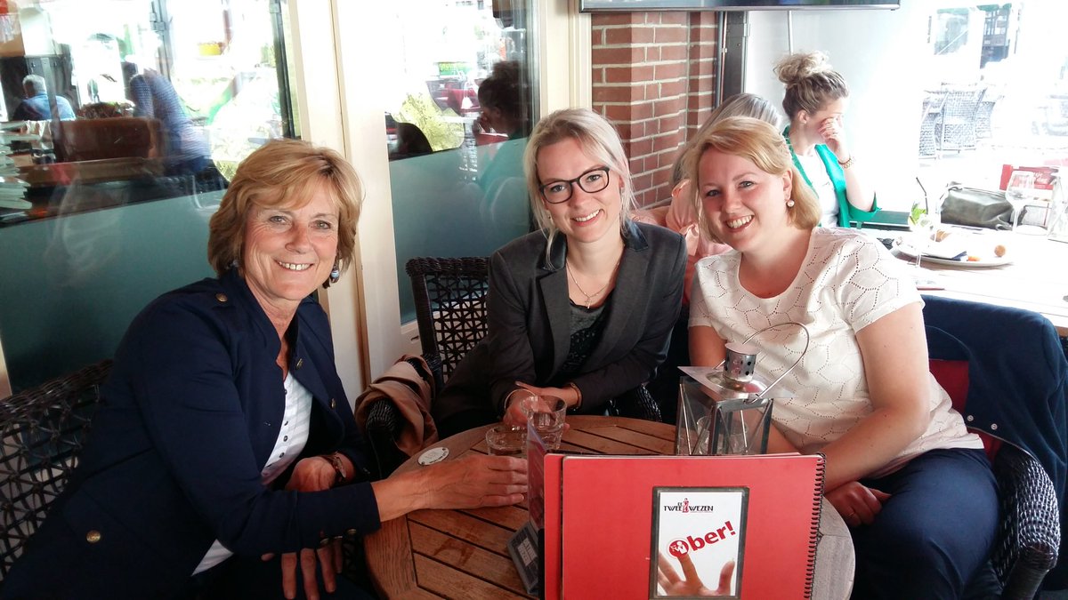 VirginieKlunder's tweet photo. Ervaringen delen met oud studentes #Managementassistentes @Eline en @JannekeBrilhuis. Weer een mooie gastles geregeld. #trots @rocvt https://t.co/0ZqQ2RMhs2