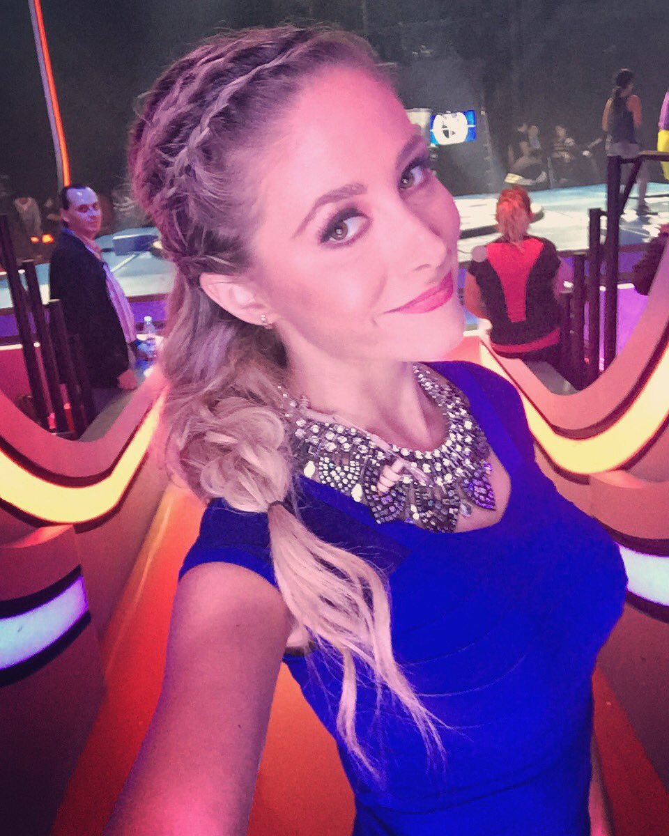 Gaby_Coceres's tweet photo. El #tbt de hoy es conduciendo “No pierdas el billete” por #aztecatrece hace más de 3 años, se acuerdan?
Fue mi primer gran experiencia en la tv mexicana, me dejó un enorme aprendizaje, muuuuchas horas en el foro y maravillosos compañeros.
Dicen que recordar es volver a vivir!💙 https://t.co/JvYNtX8tug