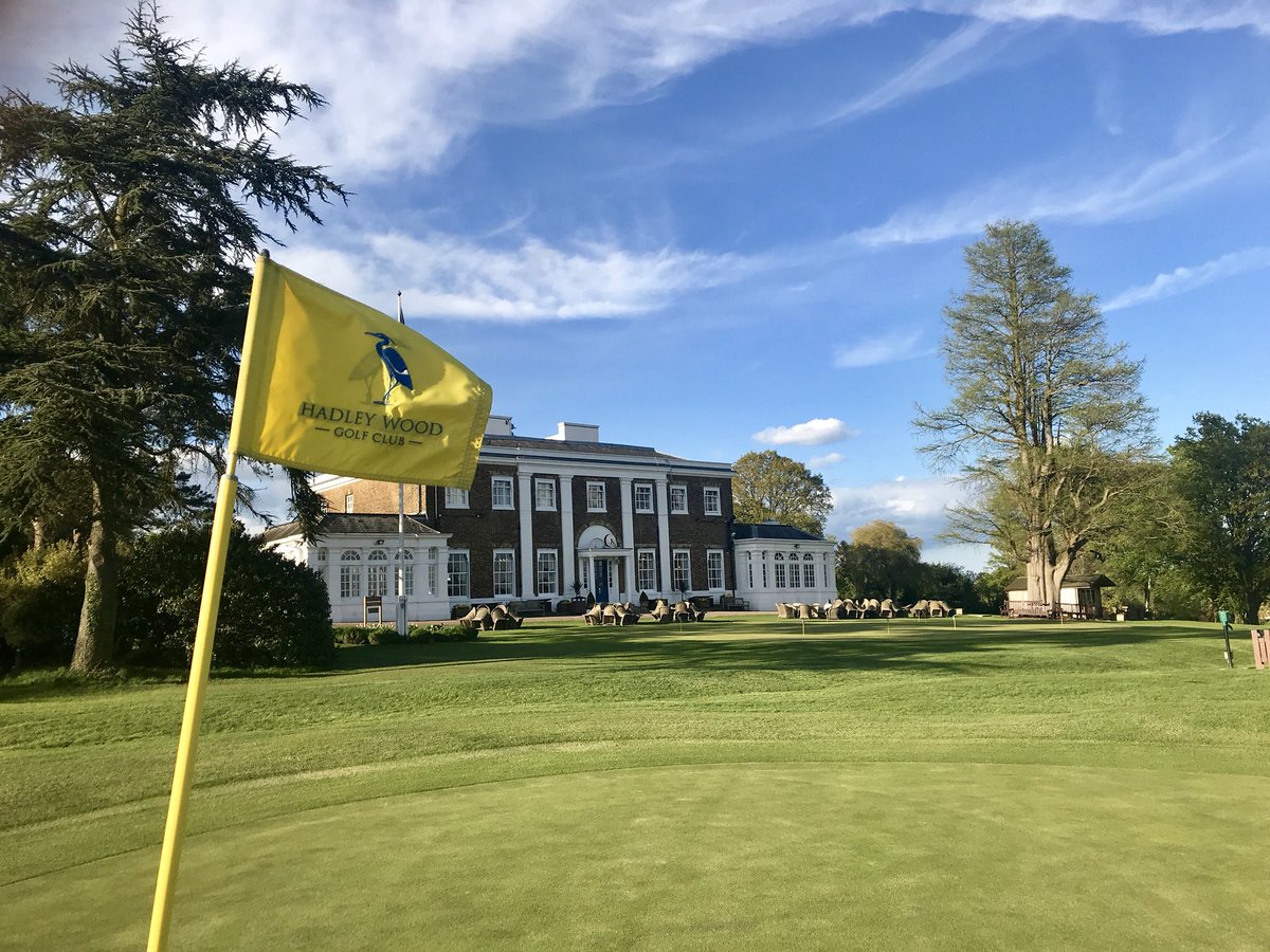 HadleyWoodGC's tweet photo. What an evening for golf 🏌🏻♀️🏌️♂️☀️@HadleyWoodGC #GetYourSticksOut #London #Golf https://t.co/igc07G0TYA