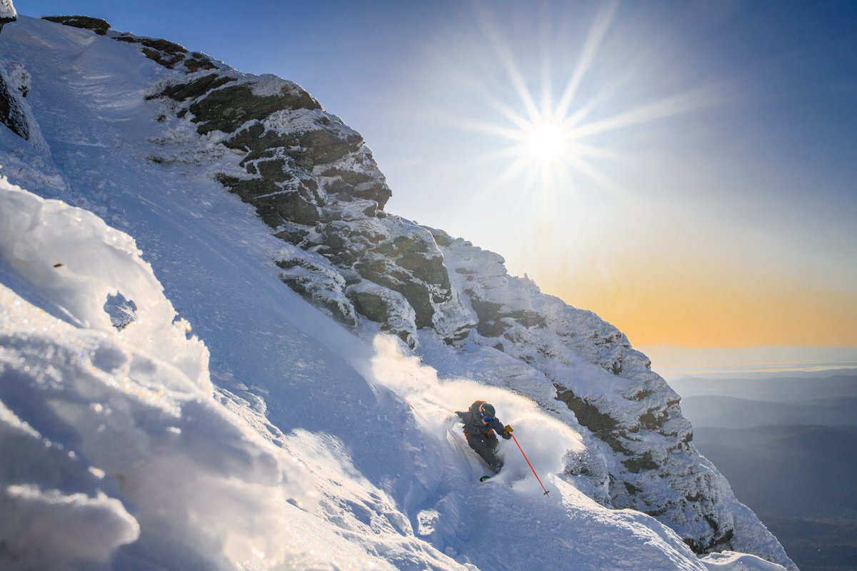 Brooks Curran hunted down some of the last pow turns of the season in Vermont yesterday. Who else still getting the goods? 📸: Parker Herlihy #fitforthelongrun #skitheeast #powdertothepeople