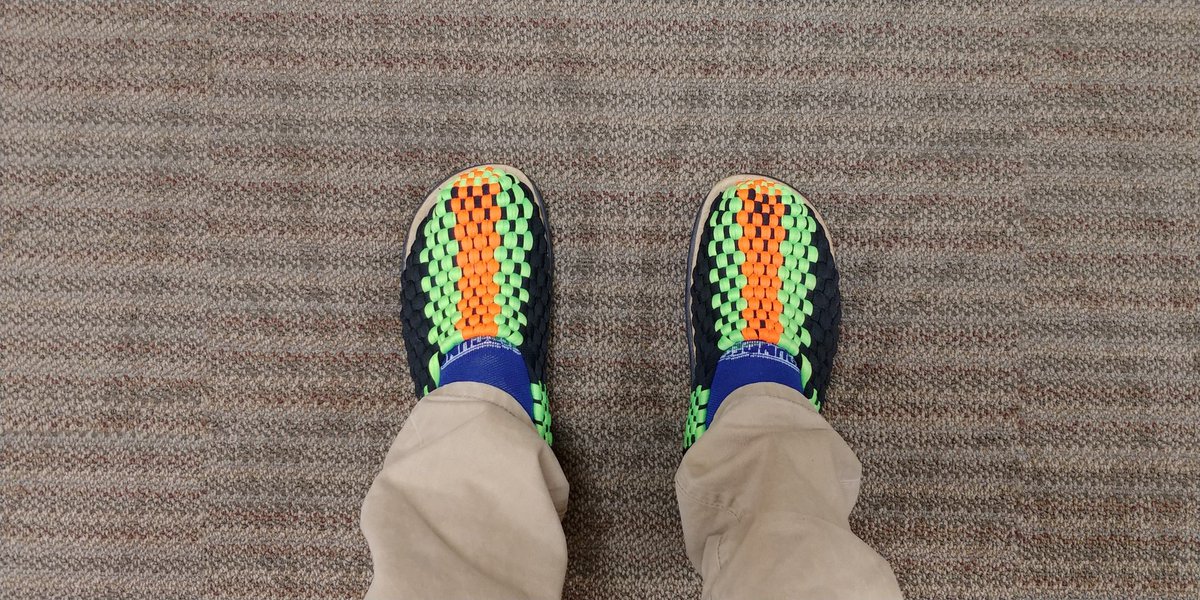 Sporting my EPIC shoes my aunt got my from Mexico!! Hand made by the indígenas Ppl of my aunt's town.... #BeBold #BeColorful #Fashionblogger #MyStyle #NeonColors #NewShoes #HandMade #ArtisanShoes #BeUnique #GetInspired @twistedmalemag