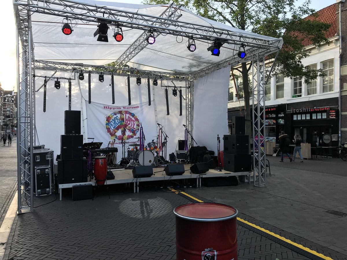 Podium + Overkapping geplaatst voor koningsnacht en Koningsdag in Zwolle. In opdracht van <a href="/Dea_events/">D.E.A. Events</a> die het licht en geluid voor zijn rekening neemt. Prima samenwerking.