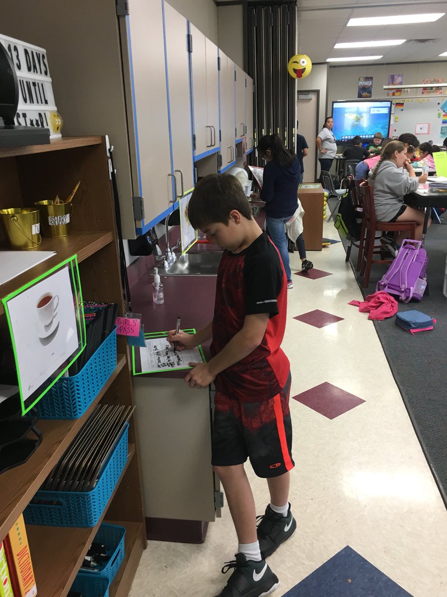 EnisScienceLabs's tweet photo. STAAR Review in full swing! #classifyingmatter #mixturesandsolutions @sci_mscarter @LeeCFISD @CFISDScience @Region4Science https://t.co/GoFvnE82iV