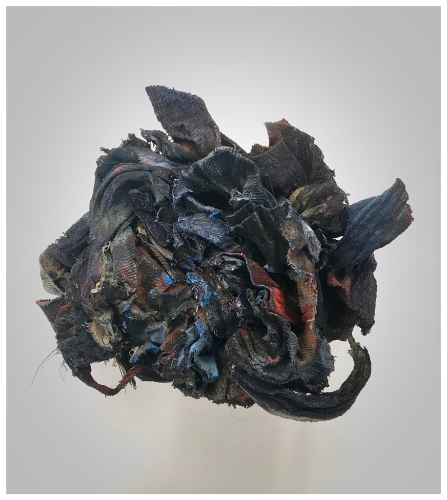 ArtistBlandine's tweet photo. New #sculpture for my upcoming Solo show|end of Mai/Jun| #TOMA #MixedMedia #ThisIsStillLife #MundaneObject #DiscardedObjects #Textiles #Tin #PeacockFeather #SouthendOnSea https://t.co/AYXHjAqbpp