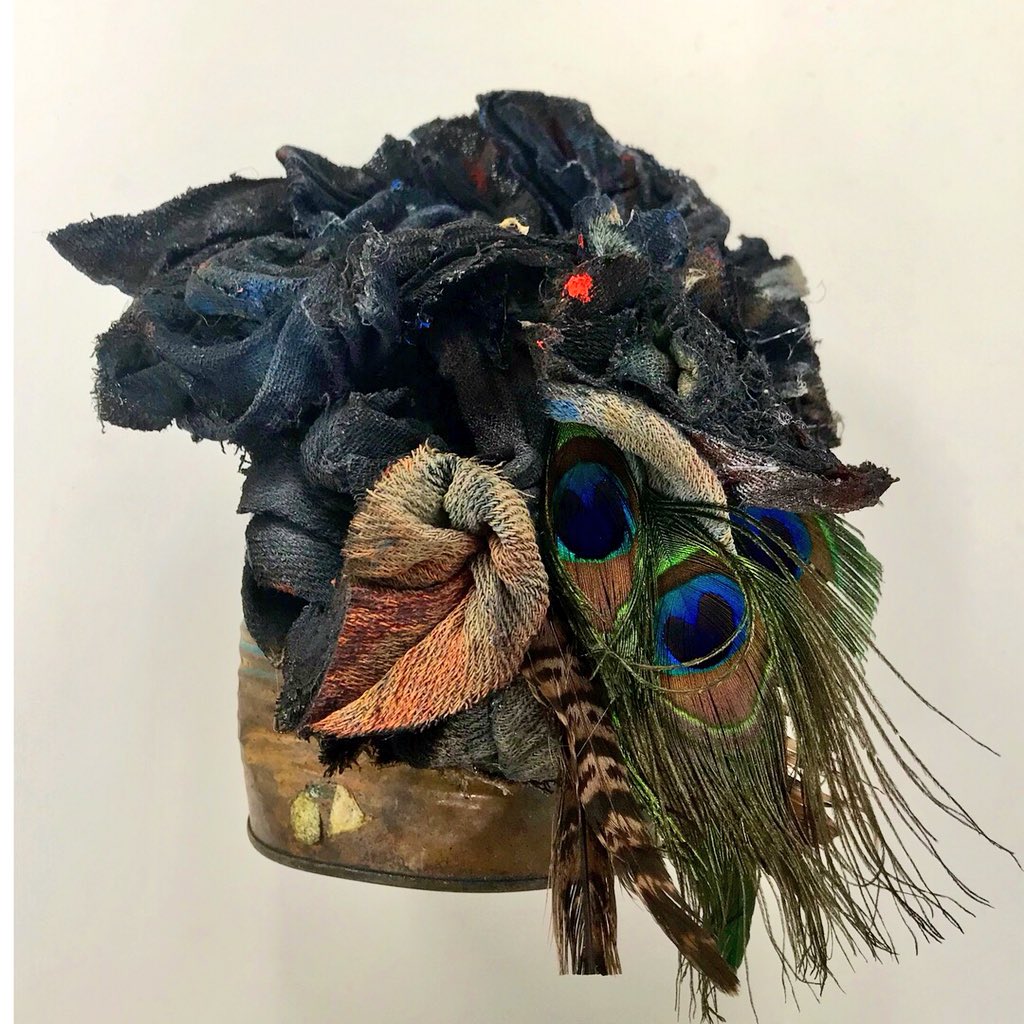 ArtistBlandine's tweet photo. New #sculpture for my upcoming Solo show|end of Mai/Jun| #TOMA #MixedMedia #ThisIsStillLife #MundaneObject #DiscardedObjects #Textiles #Tin #PeacockFeather #SouthendOnSea https://t.co/AYXHjAqbpp