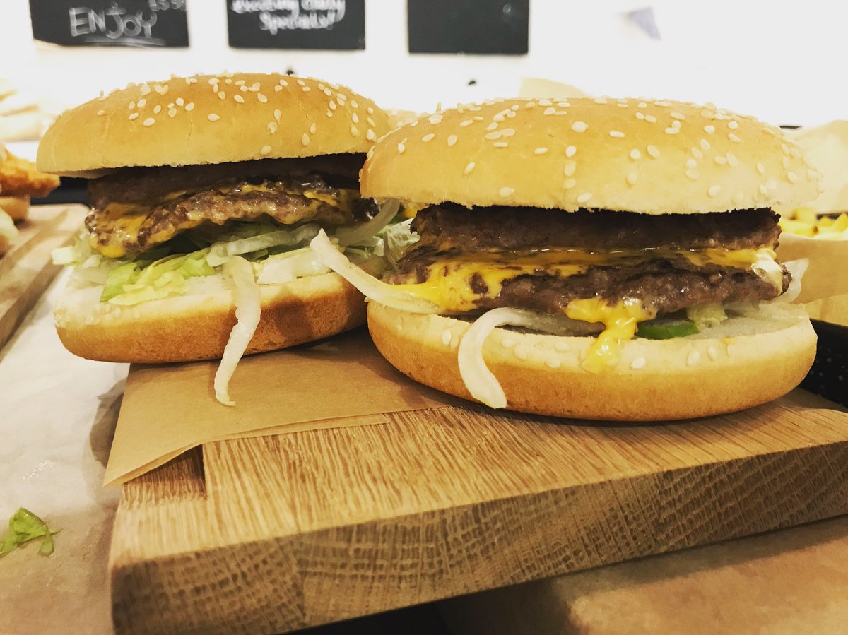 33Gather's tweet photo. BURGER’s day @33Gather incredible choice of toppings & TASTY burgers #ThursdayThoughts #mychefs #muchlove #yum!! @Steve111000111 @Lynne_CD #luckyclients :) @Gatherandgather https://t.co/WNp5GrZmwL
