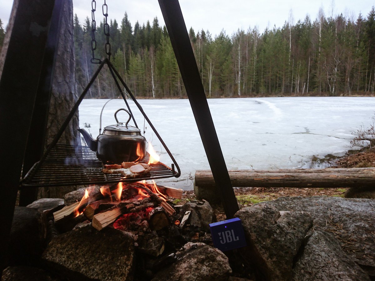 jargonkuvatfi's tweet photo. Täällä kannustushuudot ei haittaa kuin kevättä visertäviä lintuja. #ylepuhe #liigafinaalit #ruuhimäki #Toivakka #laavu #kärpät #valkeakevät @ylepuhe https://t.co/XNxmBcaPaW