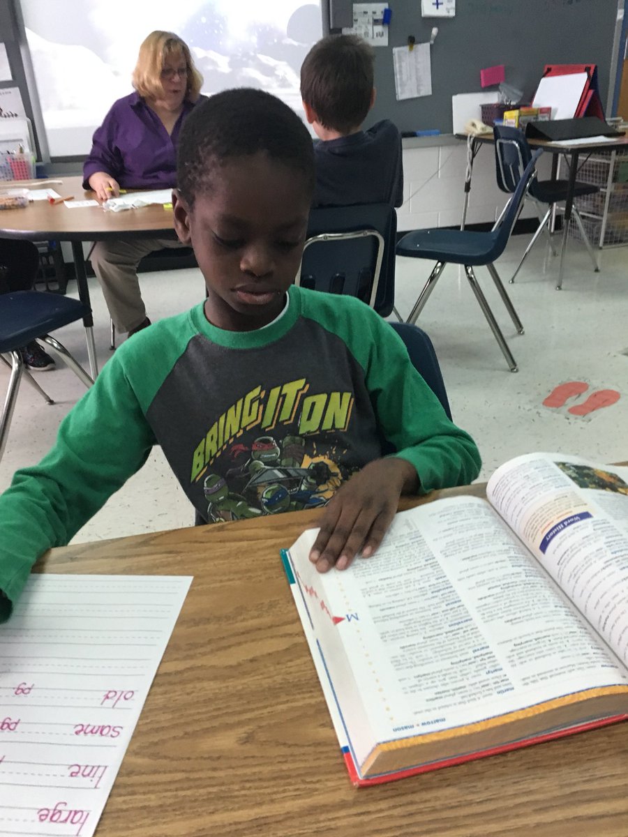 SCJenRyan's tweet image. Learning how to look up words in the dictionary. @SwansCreekES #guidewords #dictionary #WeAreSwans #WeAreOne