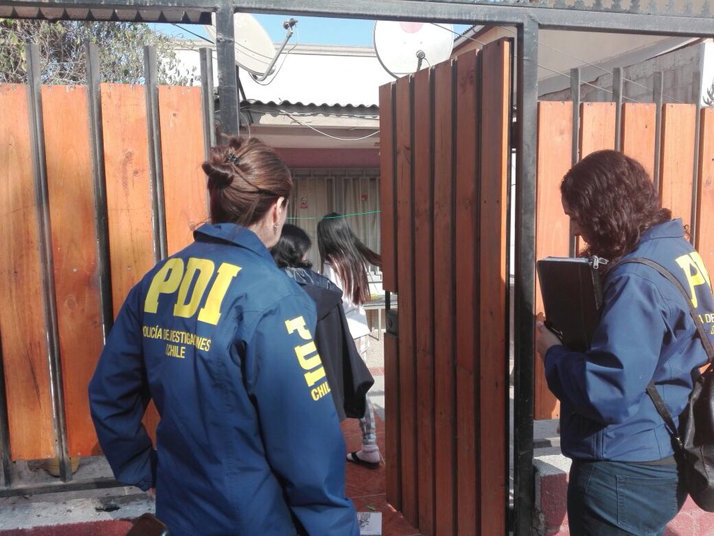 PDI_Atacama's tweet photo. #Detectives de la #Bidema en contexto de la Ley Cholito, realizaron procedimiento junto a la Jueza del 2 Juzgado de Policía Local y la Unidad de Higiene Ambiental de la @copiapomuni, en un domicilio donde mantenían perros abandonados, desnutridos y con problemas de salud https://t.co/xAqgMZk7PX