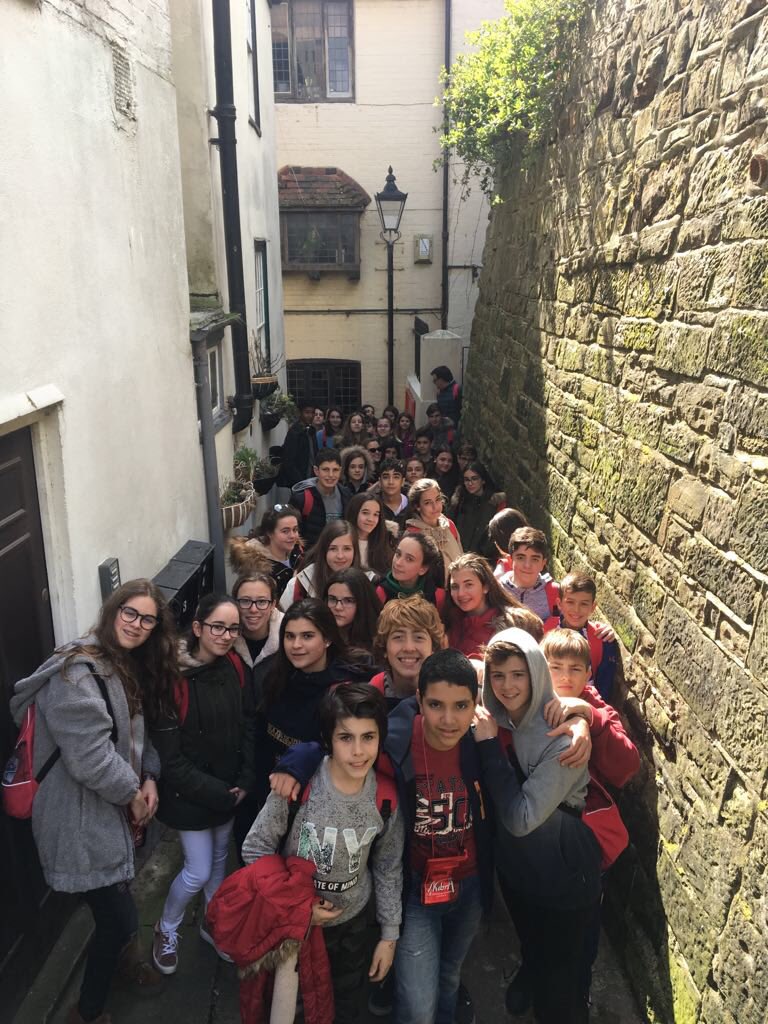 VReinaGijon's tweet photo. Tercer día de clases y caminata para seguir conociendo #Hastings y visita a las cuevas donde se escondían los piratas hace varios siglos. Una gran lección de historia #VR #VRontour #ponteencamino https://t.co/DbSqP0JQeP
