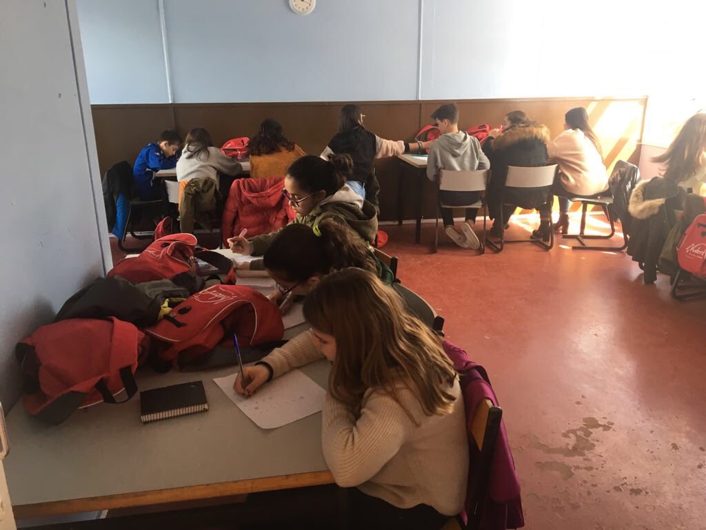 VReinaGijon's tweet photo. Tercer día de clases y caminata para seguir conociendo #Hastings y visita a las cuevas donde se escondían los piratas hace varios siglos. Una gran lección de historia #VR #VRontour #ponteencamino https://t.co/DbSqP0JQeP
