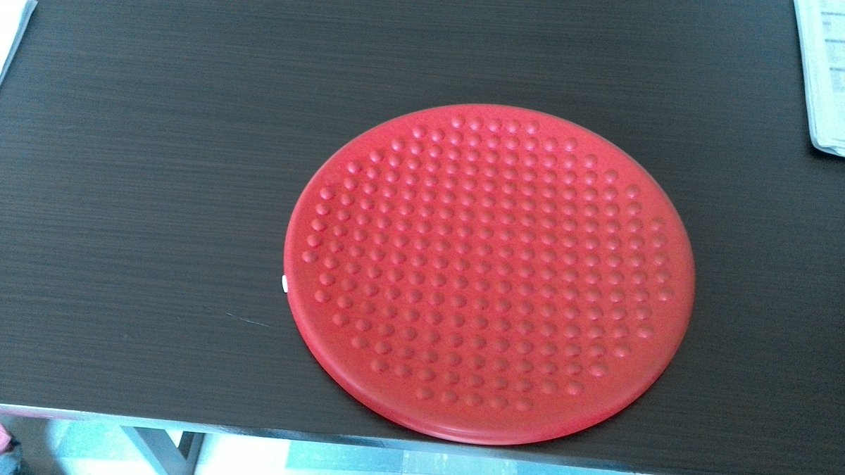 mmeamelies's tweet photo. Combien y a -t-il de points sur notre coussin rouge? #estimation #mathpourvrai #tp #mvw  #xl https://t.co/HfjlK2gUTm