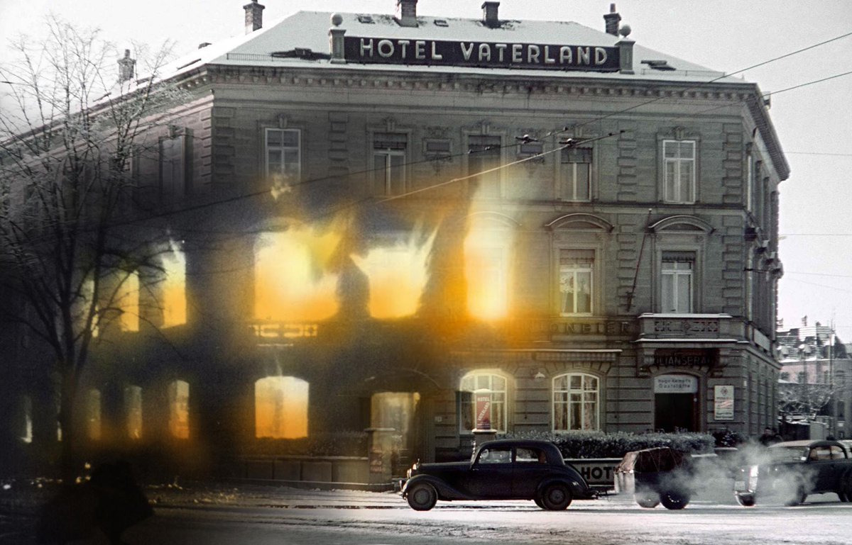 ZeitsprungHN's tweet photo. Hotel Vaterland brennt ! Entdecke den alten Bahnhofsplatz in seiner Entwicklung über Jahrzehnte: https://t.co/0os3vwAHCE Es ist ein alter Fotoschatz aufgetaucht - es werden Paten gesucht, um weitere Bilder scannen zu können. #heilbronn #codeforheilbronn #zeitsprünge @uweralfheer https://t.co/TAA8JtCUpG