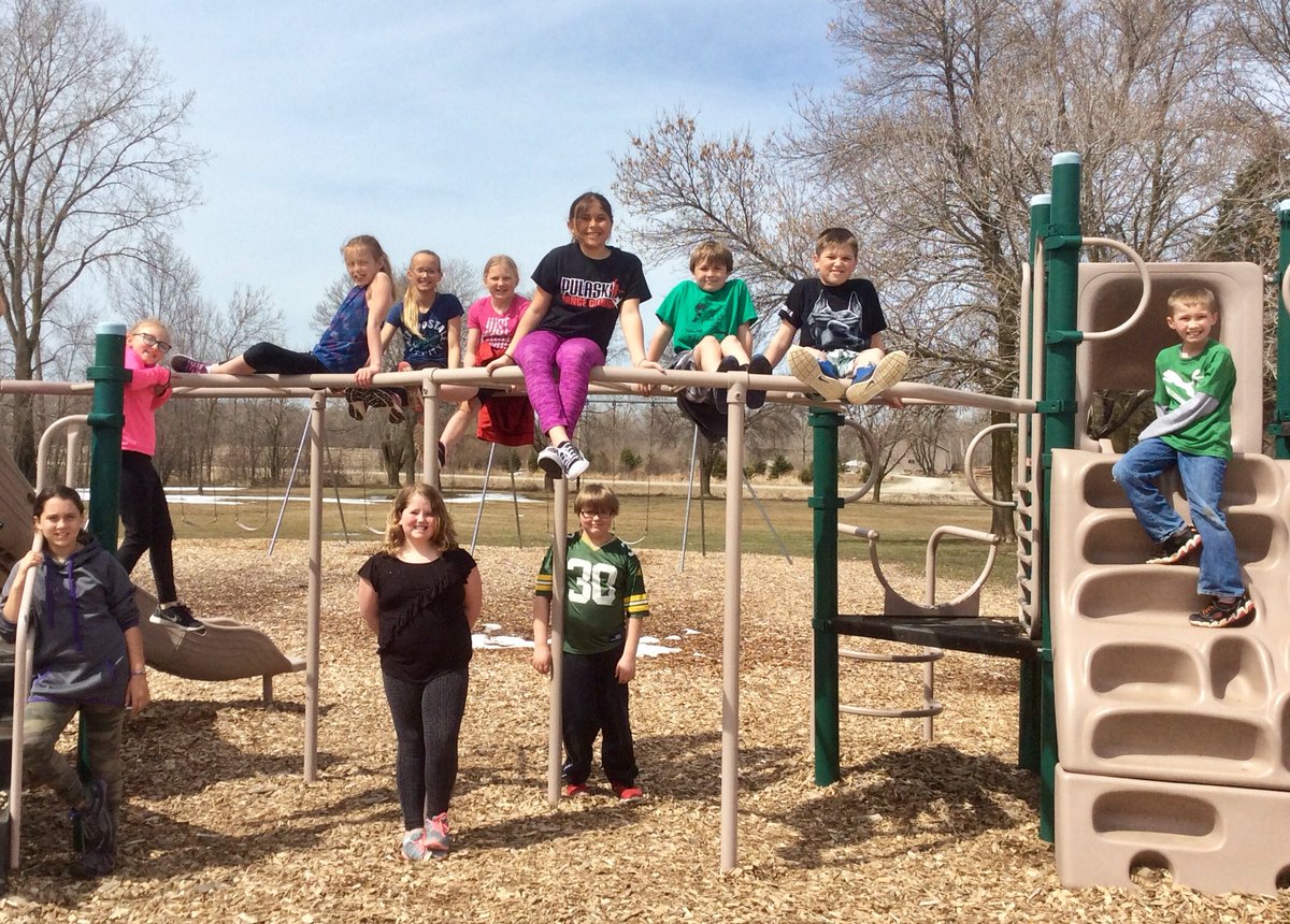 Spanish345's tweet photo. @PCSD_FV The 4th graders worked hard in Spanish class showing expected behaviors to earn their fiesta today! Way to go chicos!@Spanish345 #Raiderstrong https://t.co/w709QTYPXa
