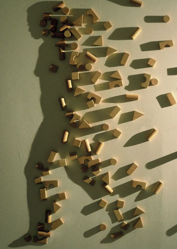 womensart1's tweet photo. Japanese artist Kumi Yamashita creates shadow art by clever placement of various objects #womensart https://t.co/UqRbw194Bn