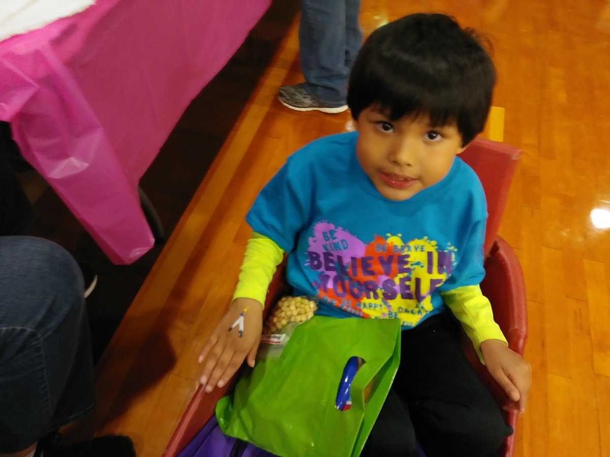 ErinKJenkins2's tweet photo. Honor the Child! Thanks Wichita and affiliated tribes! Nathan sure had fun!
#apswarriorway
#sunsetelementary
#paraprolife https://t.co/dJuhDqLv4p