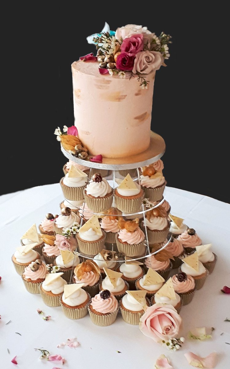 BayTreeCakes's tweet photo. A blush and gold buttercream top cake with an accompanying cupcake tower #wedding #weddingcake #flowers #topcake #cupcakes #buttercream https://t.co/C15V87ziVK