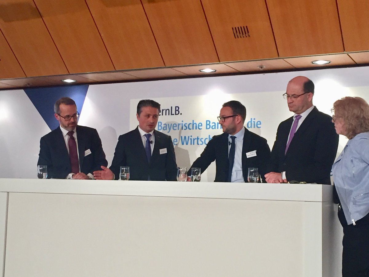 Diskutieren über #Demographie und #Digitalisierung: Finanzminister #Füracker, Spezialisten der #BayernLB und #EY