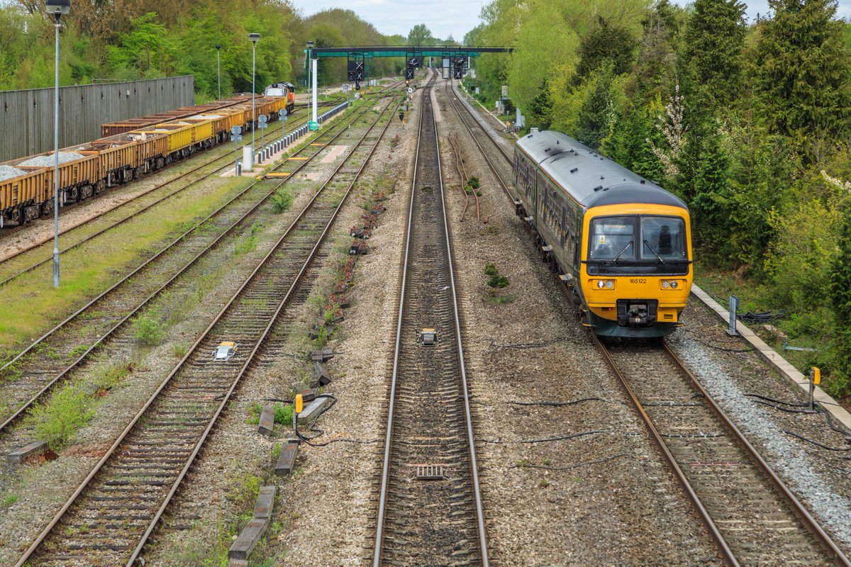 DailyRail's tweet image. 23RD APRIL -   165122 passes Hinksey Yard, Oxford with the 2L27 1107 Oxford to Didcot Parkway

©William Mankelow

#dailyrailer
 GWR 
#class165
#didcotbound
#shorttrip
#shorttrain