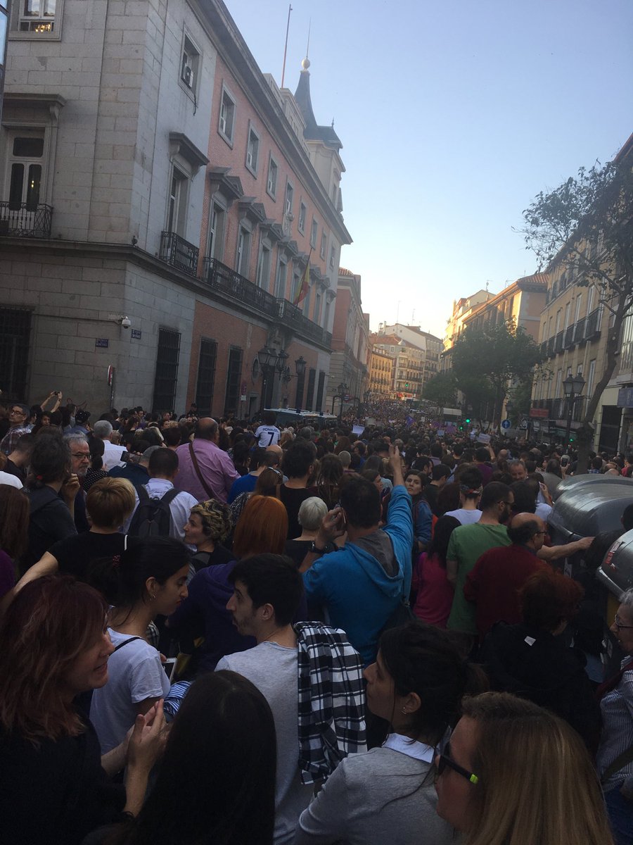 odonelorza2011's tweet image. Me he sumado a la concentración en Madrid frente al Ministerio de Justicia como protesta solidaria contra la inaceptable sentencia recaída por la violación de la  #ManadaCriminal
