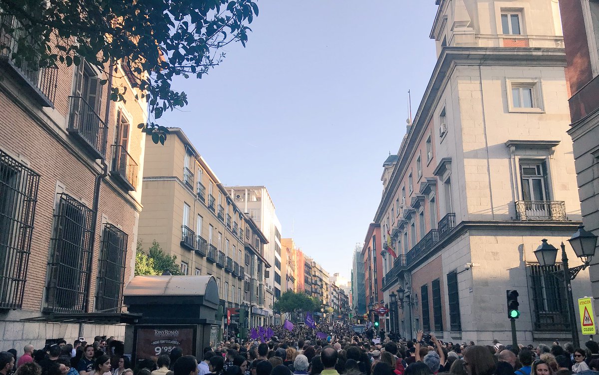 fssccoo's tweet photo. Concentración frente al Ministerio de Justicia en Madrid en repulsa a la sentencia de “#LaManada”. La calle se llena de voces: #YoSíTeCreo, no es abuso es violación, tranquila hermana esta es tu manada, no es abuso es violación. #EstaPasando. https://t.co/C2WwDw9HMk