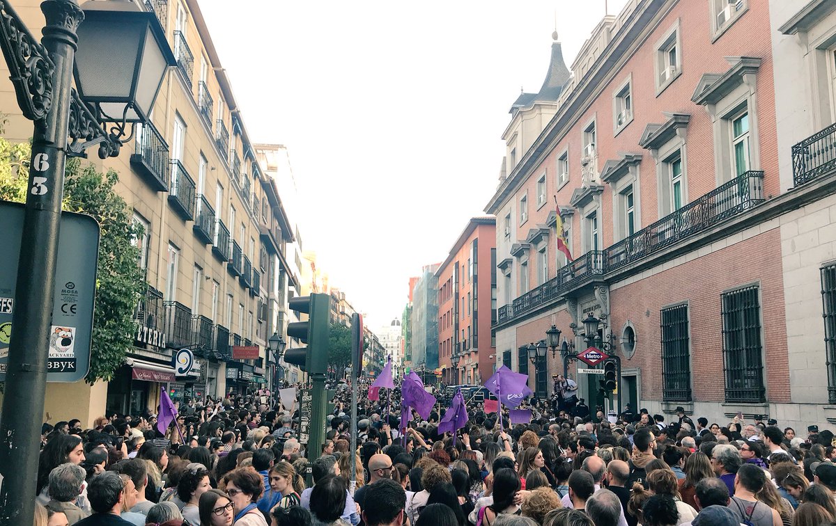 fssccoo's tweet photo. Concentración frente al Ministerio de Justicia en Madrid en repulsa a la sentencia de “#LaManada”. La calle se llena de voces: #YoSíTeCreo, no es abuso es violación, tranquila hermana esta es tu manada, no es abuso es violación. #EstaPasando. https://t.co/C2WwDw9HMk