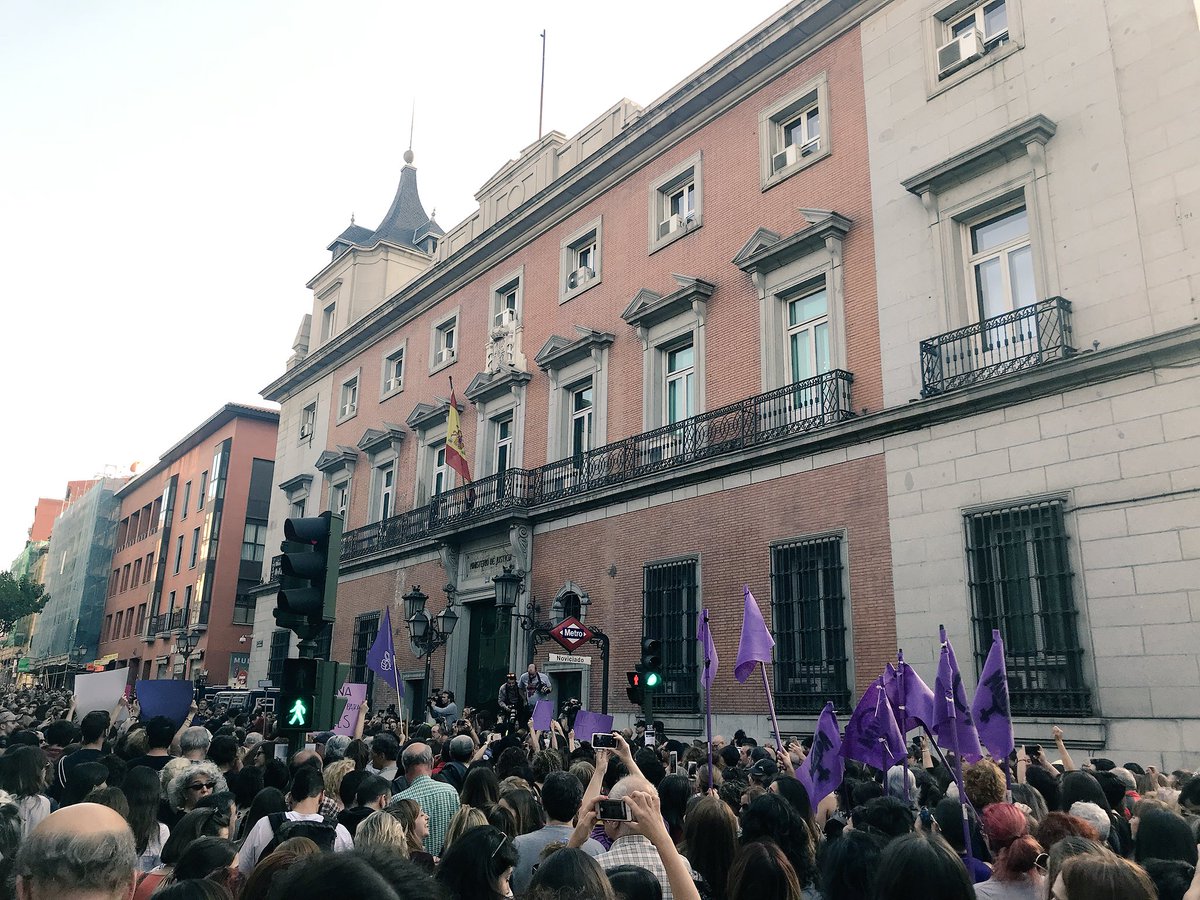 fssccoo's tweet photo. Concentración frente al Ministerio de Justicia en Madrid en repulsa a la sentencia de “#LaManada”. La calle se llena de voces: #YoSíTeCreo, no es abuso es violación, tranquila hermana esta es tu manada, no es abuso es violación. #EstaPasando. https://t.co/C2WwDw9HMk
