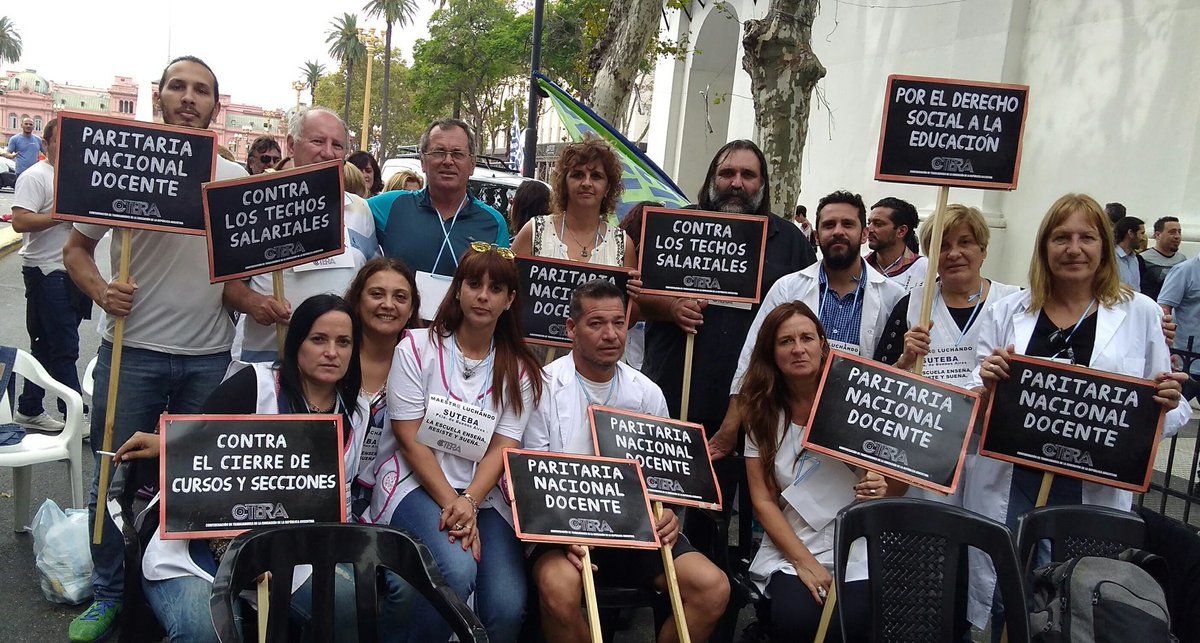 SUTEBA_lanus's tweet photo. #ParitariaNacionalDocente
#MacriEscuchaALosDocentes #SentadaDocente #500Guardapolvos #24Provincias #1SoloReclamo @RobiBaradel
@SUTEBAProvincia @mlautorre @almazan_silvia @RaulCalamante @Lilianarossi101 @grasolari19 @RipamontiRita @elisasemi @La_BibiGi @palabra_maestra @savalei https://t.co/vaaT5xIyGG