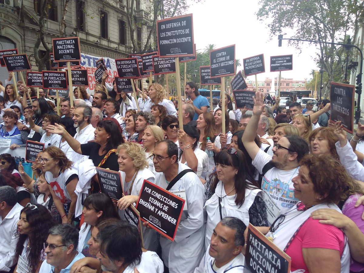 SUTEBA_lanus's tweet photo. #ParitariaNacionalDocente
#MacriEscuchaALosDocentes #SentadaDocente #500Guardapolvos #24Provincias #1SoloReclamo @RobiBaradel
@SUTEBAProvincia @mlautorre @almazan_silvia @RaulCalamante @Lilianarossi101 @grasolari19 @RipamontiRita @elisasemi @La_BibiGi @palabra_maestra @savalei https://t.co/vaaT5xIyGG