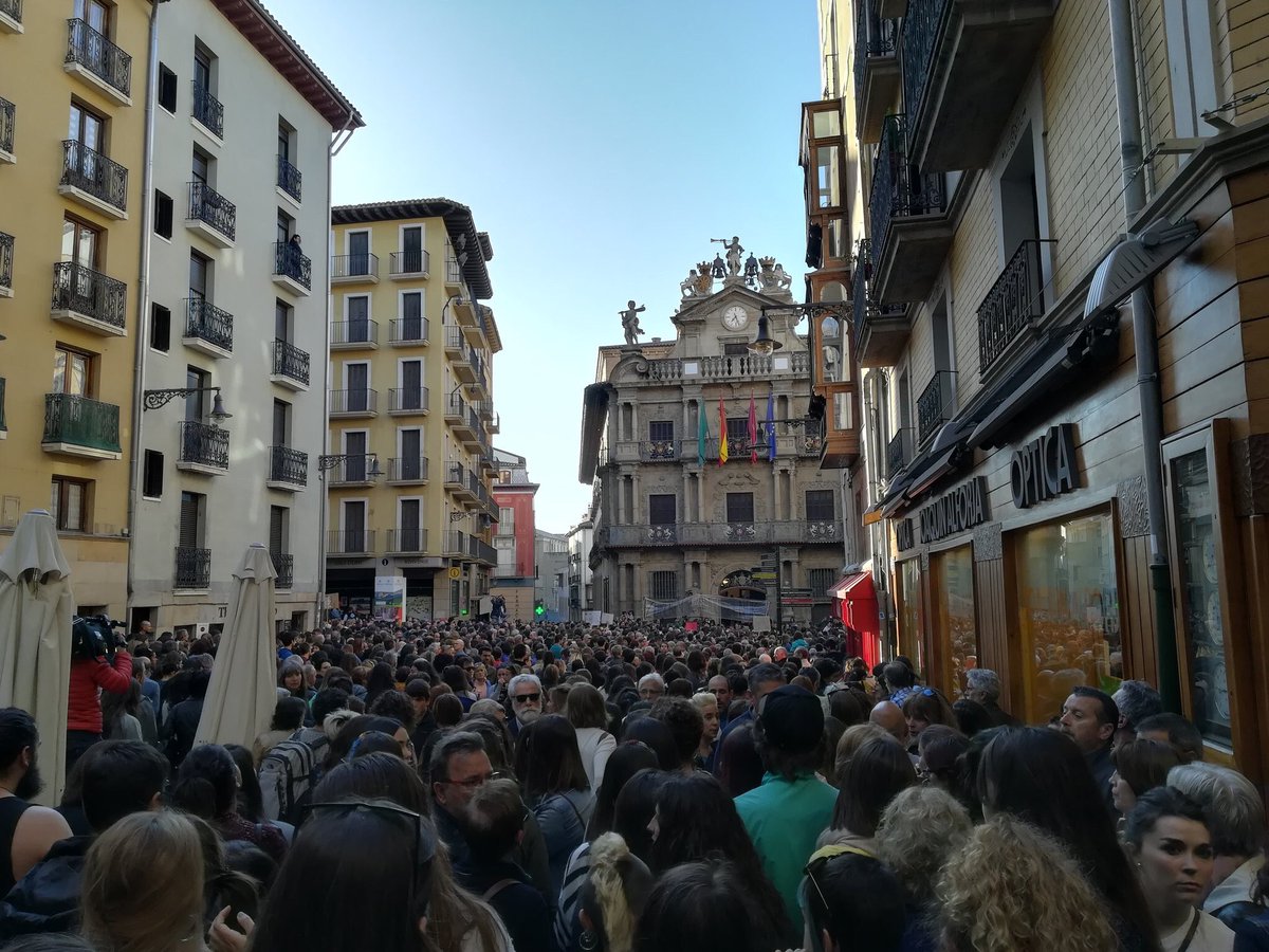 Esta plaza no solo se levanta el 6 de julio, se levanta siempre que hay que reclamar cosas importantes y hoy merece la pena salir a la calle y gritar bien alto “no es abuso, es violación”