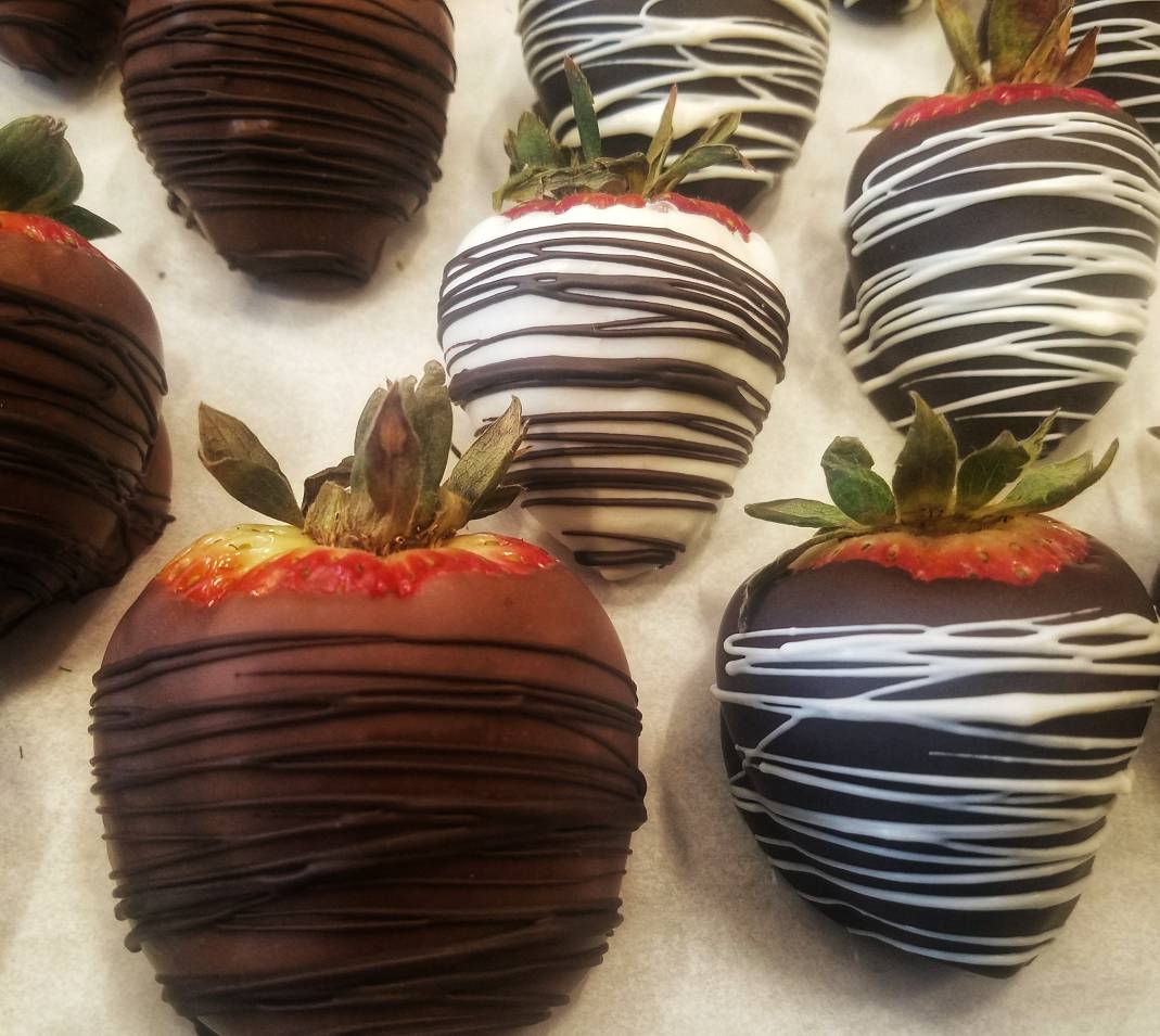 RMCFDenver's tweet photo. #strawberries Dipped fresh each morning! https://t.co/LuwdLuJrWH
