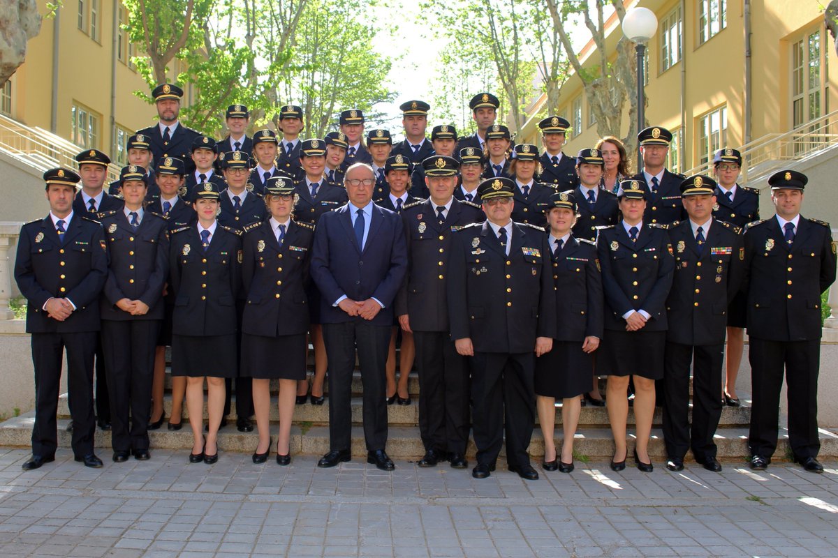 Psicologicamente Notorio cueva Policía Nacional on Twitter: "Clausurado el I Curso de Igualdad de #Género  en la Policía Nacional tras la reciente creación de la Oficina Nacional  para la Igualdad de Género #Mejoramosporti https://t.co/CUnDyDggVI" /