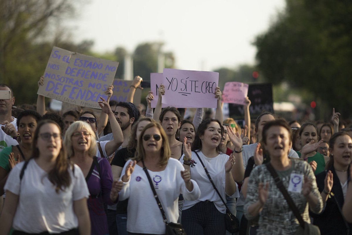 el_pais's tweet photo. DIRECTO | Concentraciones por toda España contra la sentencia de #LaManada al grito de "No estás sola" https://t.co/1Ylc1aJYj0 https://t.co/VnO0zEbWFL