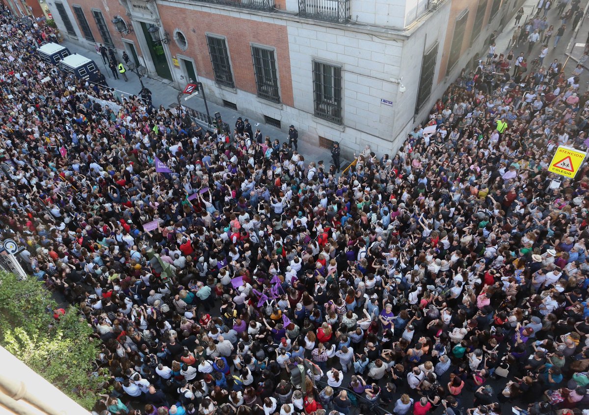 el_pais's tweet photo. DIRECTO | Concentraciones por toda España contra la sentencia de #LaManada al grito de "No estás sola" https://t.co/1Ylc1aJYj0 https://t.co/VnO0zEbWFL