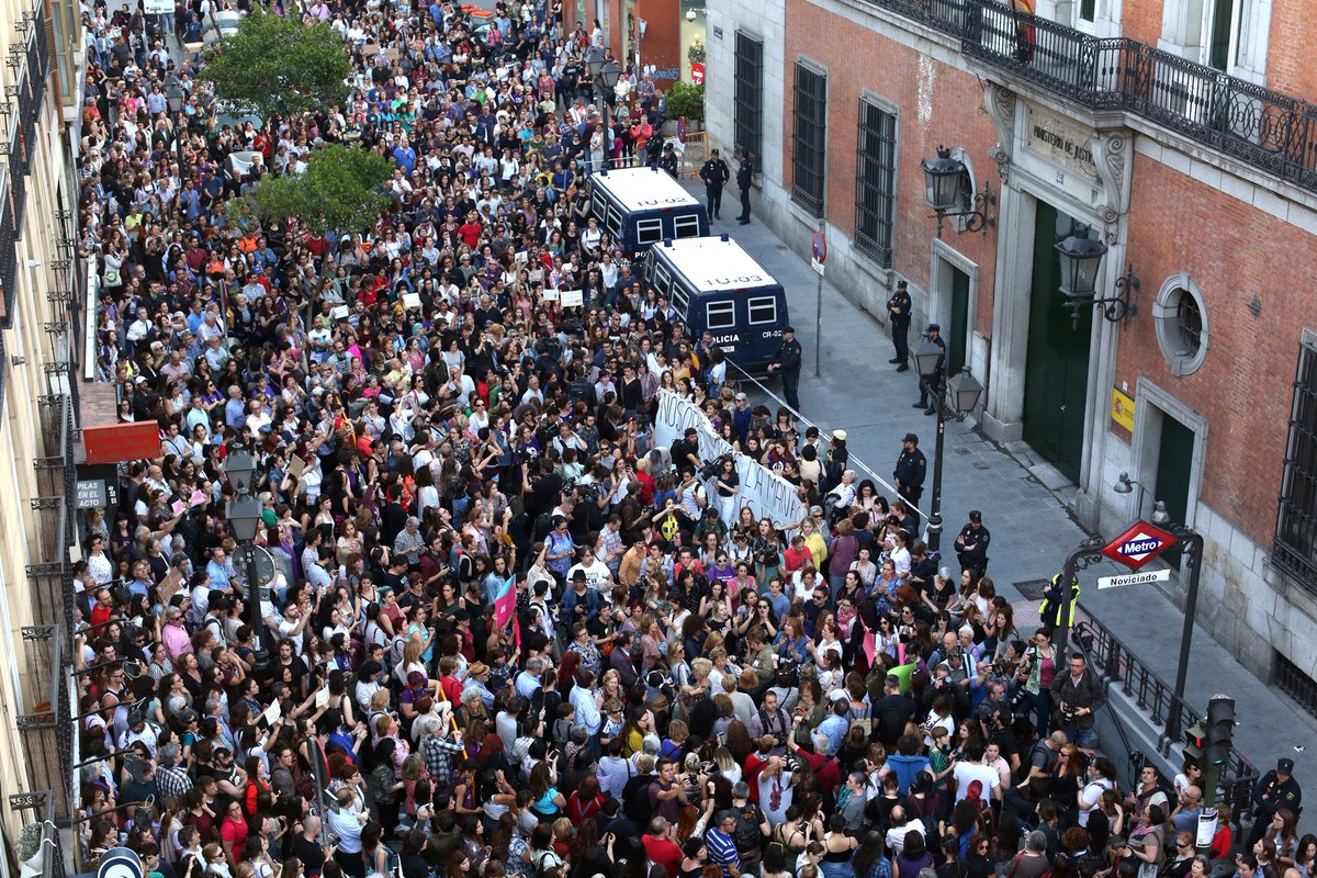 el_pais's tweet photo. DIRECTO | Concentraciones por toda España contra la sentencia de #LaManada al grito de "No estás sola" https://t.co/1Ylc1aJYj0 https://t.co/VnO0zEbWFL