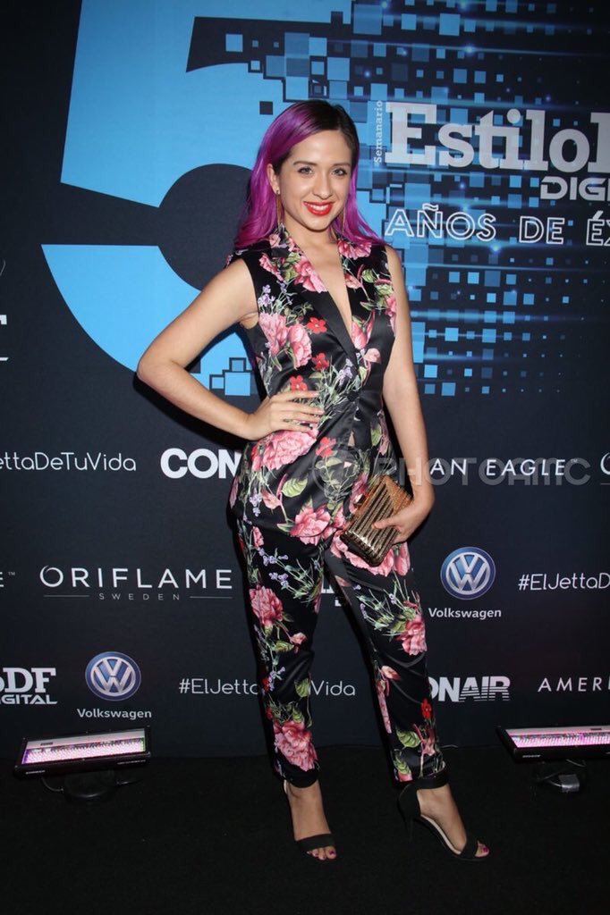 fansmaferlara's tweet photo. La elegante fashionista chic actriz @maflara en alfombra negra @EstiloDF #estilodfdigital #mafconsejos #maferlara https://t.co/Edn91ZwrSx