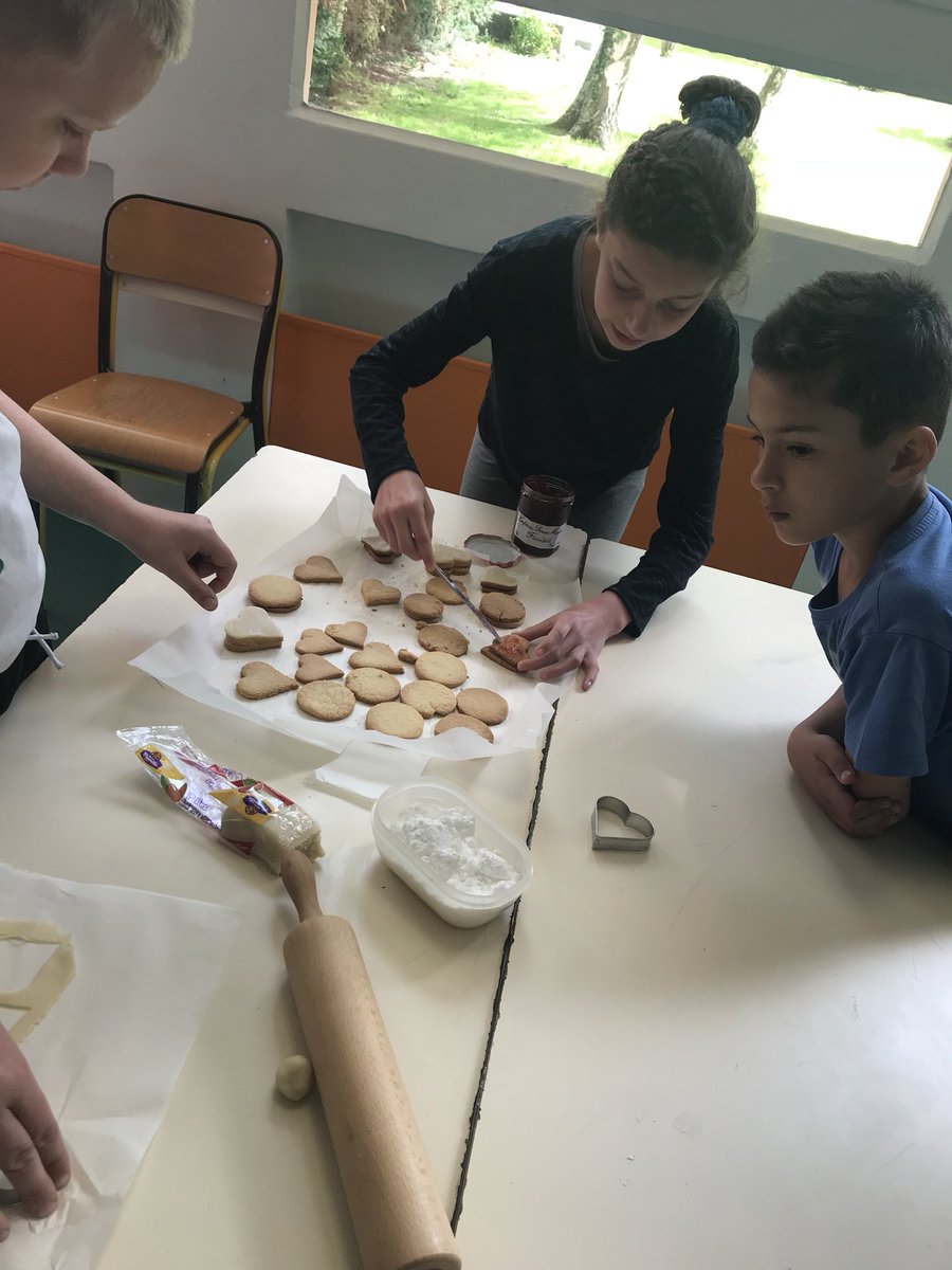 CluzeauN's tweet photo. École ouverte #ateliercuisineonse régale! https://t.co/lHfADdjGKL