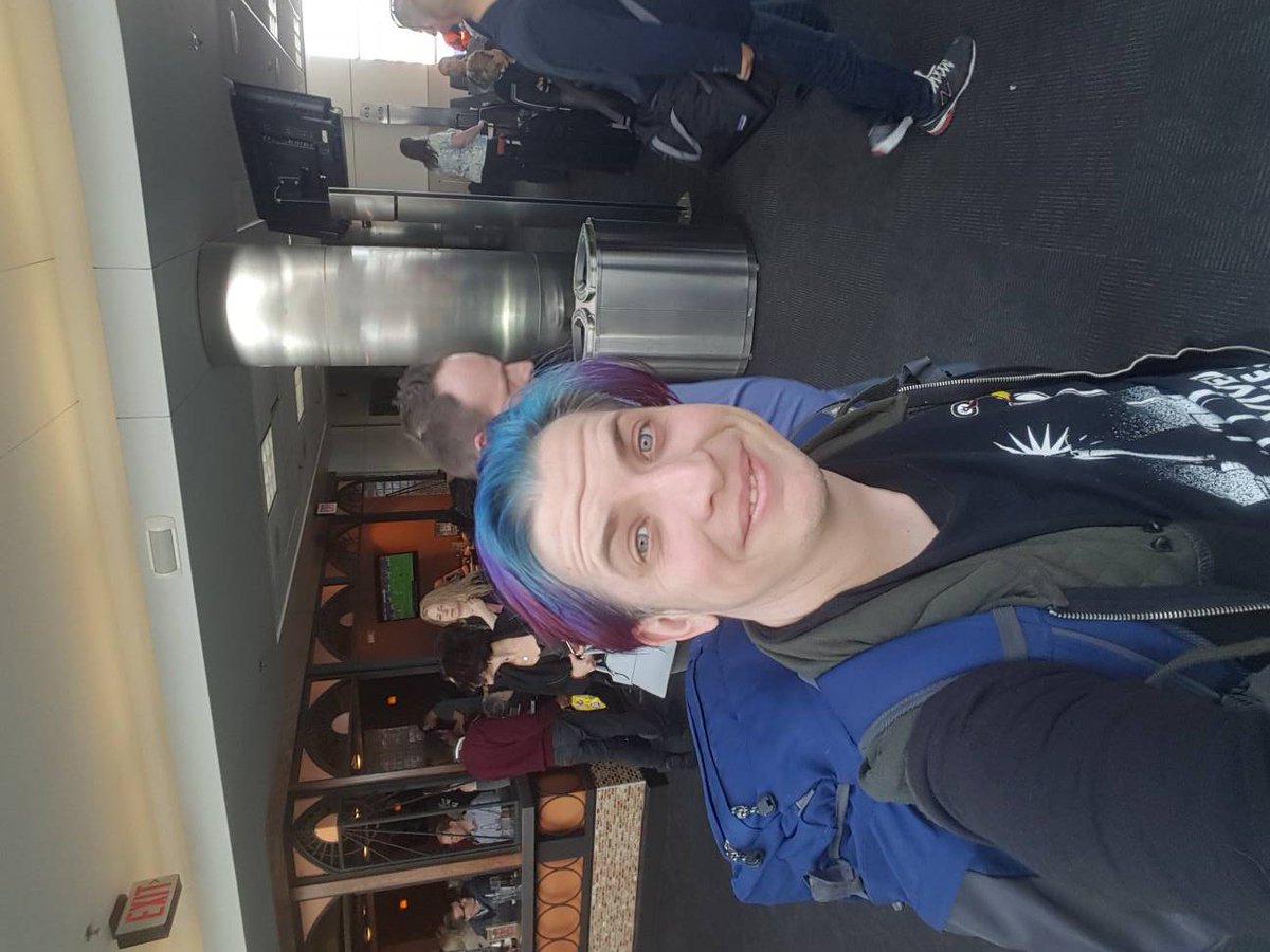HarrisonWebbArt's tweet photo. "Good morning, Baaaaaaaltimoooo--" Wait. *checks watch*
"GOOD AFTERNOON, BAAAAALTIMOOOORE!" #WICOMICON #FANCONASSEMBLE
(Oh yeah, also I coloured my hair!) https://t.co/RPDTedS3Vv