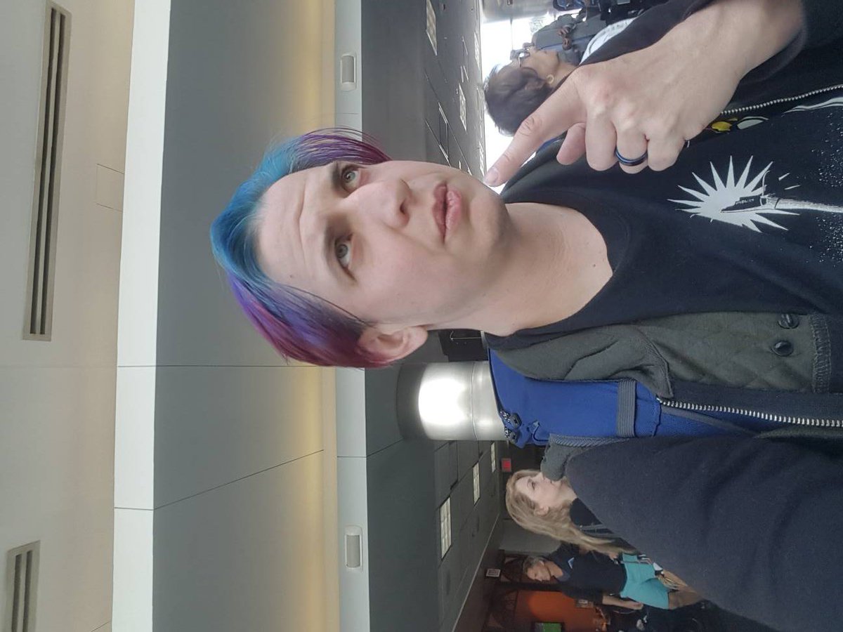 HarrisonWebbArt's tweet photo. "Good morning, Baaaaaaaltimoooo--" Wait. *checks watch*
"GOOD AFTERNOON, BAAAAALTIMOOOORE!" #WICOMICON #FANCONASSEMBLE
(Oh yeah, also I coloured my hair!) https://t.co/RPDTedS3Vv