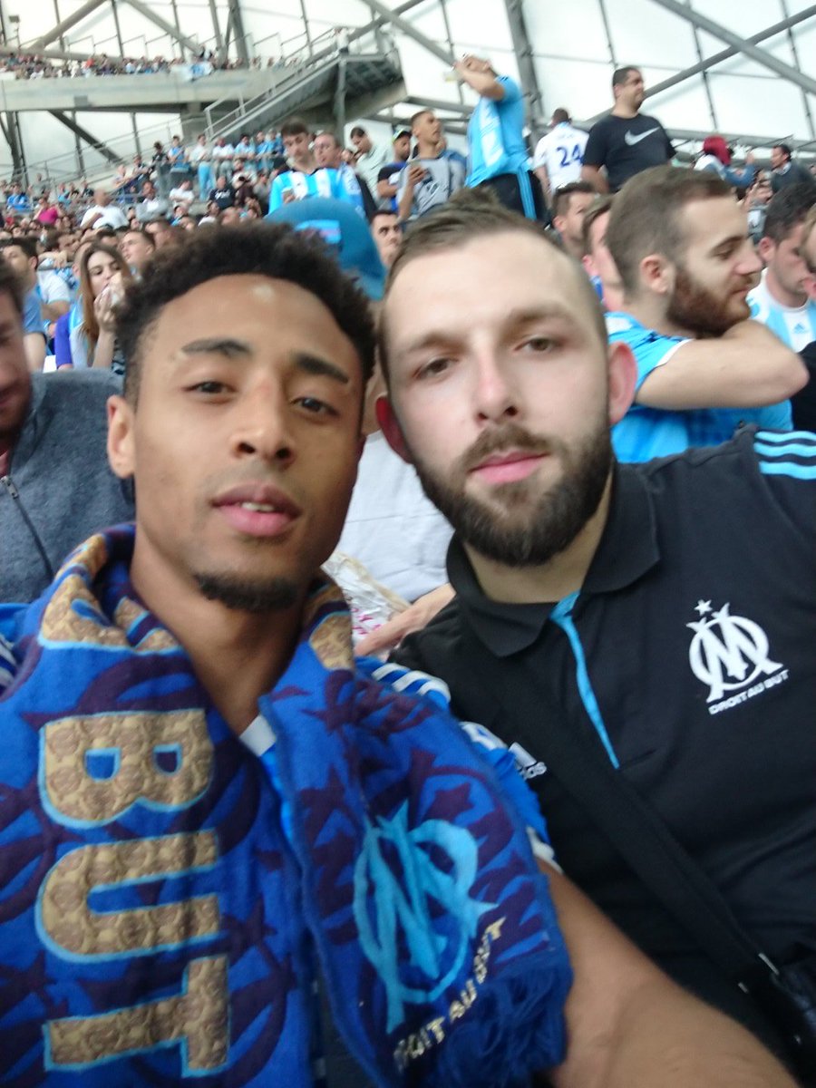 Roberto__AR's tweet photo. Avec le frater en direct du vélodrome en feu 🔥 #MONOMFCS #omfcs https://t.co/Bq1xvt6d2h