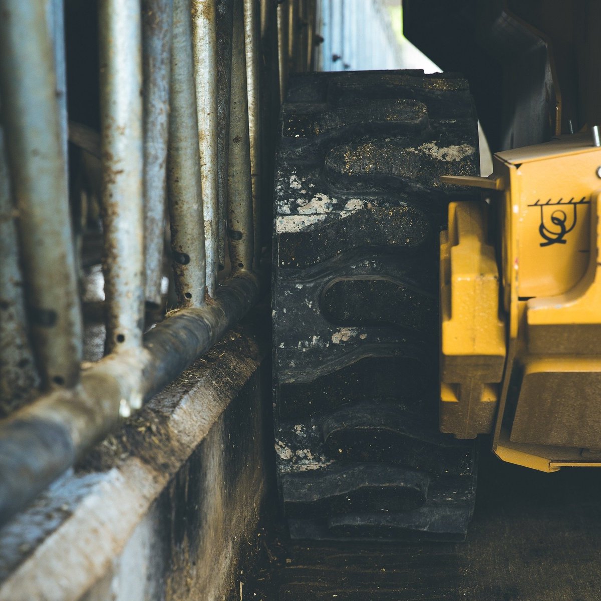 Evolution_Wheel's tweet photo. With pneumatic tires there's no way this operator would be this brave!! Sidewall punctures are a problem but not when your running solids. #wheelevolution #bobcat #skidsteer #skidsteerloader #solidtire #skidsteertire #allterraintire #demolition #construction #conexpo #dairyfarm https://t.co/aunChoqMo8