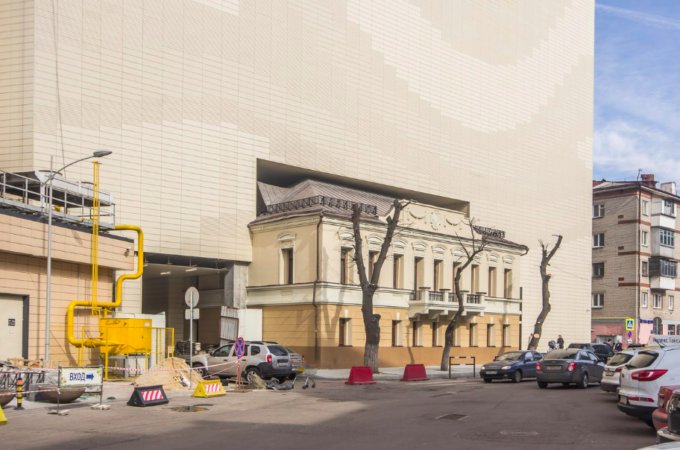 tjournal's tweet photo. Дизайнеры в российских городах часто пытаются сохранить исторический облик, но и попасть в современный стиль. Так получаются архитектурные «франкенштейны» https://t.co/ghVwpVU1wA https://t.co/FWCrctGoK1