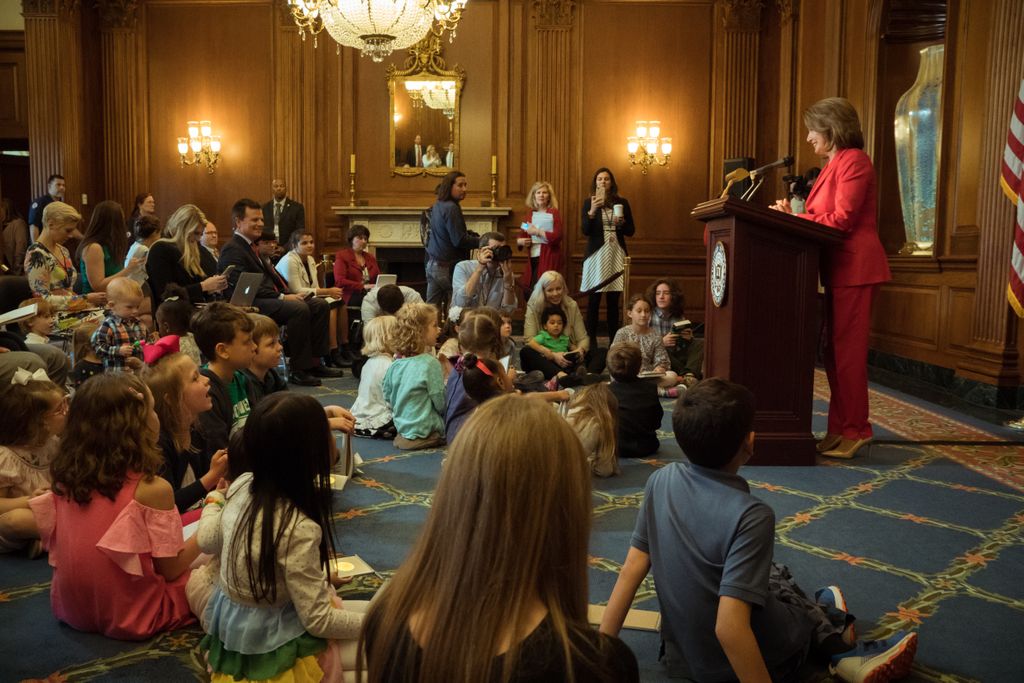 Leader Pelosi with the children of Capitol Hill staffers & journalists. (April 26, 2018)