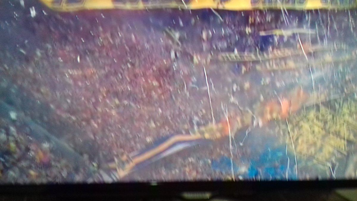 guti_julio's tweet photo. TIEMBLA LA @SubComDelHincha 
El Recibimiento del Siglo 
100 globos 
4 bengalas 
#SonTodoLoQueNoQueremosSer 
#VamosLosMillos #River35 https://t.co/AAJJxRHVd5