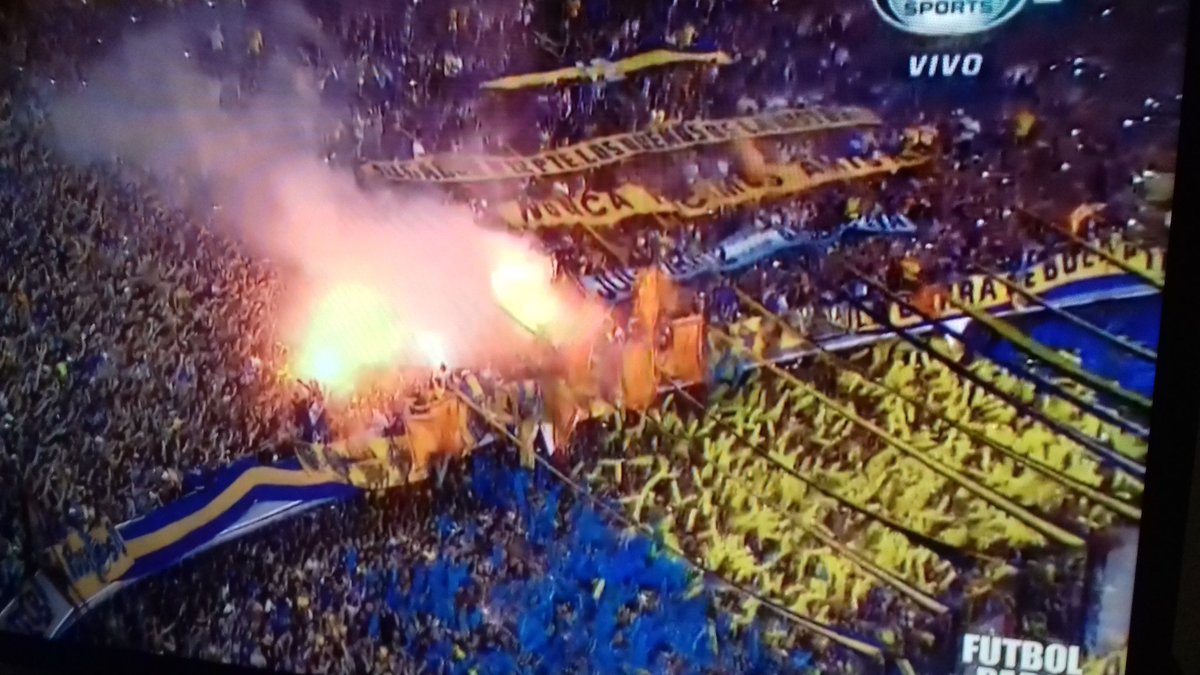 guti_julio's tweet photo. TIEMBLA LA @SubComDelHincha 
El Recibimiento del Siglo 
100 globos 
4 bengalas 
#SonTodoLoQueNoQueremosSer 
#VamosLosMillos #River35 https://t.co/AAJJxRHVd5