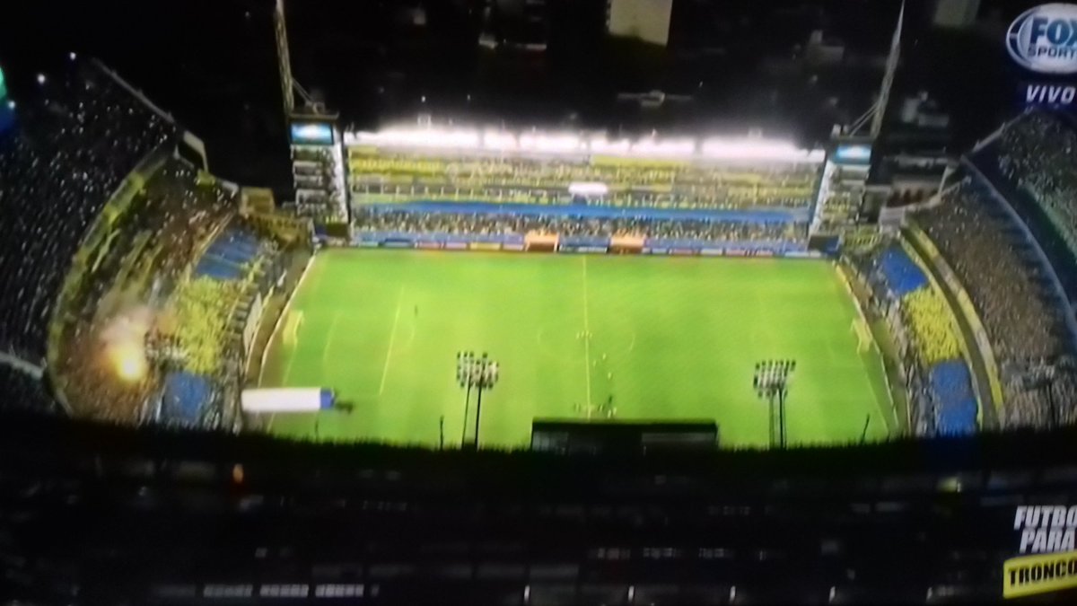 guti_julio's tweet photo. TIEMBLA LA @SubComDelHincha 
El Recibimiento del Siglo 
100 globos 
4 bengalas 
#SonTodoLoQueNoQueremosSer 
#VamosLosMillos #River35 https://t.co/AAJJxRHVd5