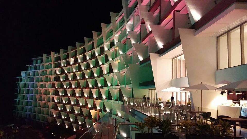 LuxLifeVac's tweet photo. So sexy at night, #GrandVelasLosCabos. Make your reservation and save! https://t.co/iOM8W5EV0K Luxury All Inclusive #Cabo Resort. https://t.co/zZxwat30iq