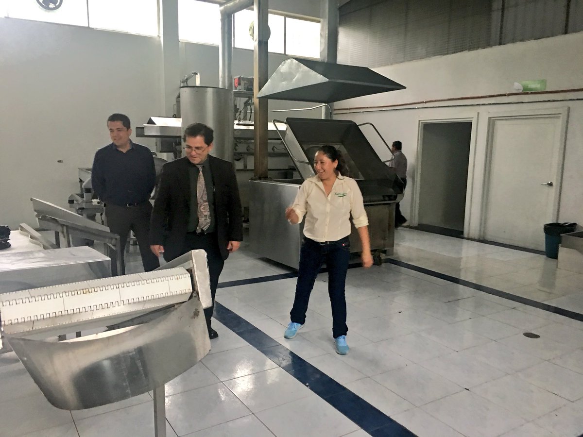 VicheTorres79's tweet photo. Junto con Jorge Chávez, Subsecretario de Agroindustrias del #Mipro visitamos la oficina planta de #APEOSAE, asociación exportadora de café, cacao y plátano con CertificaciónOrgánica @IndustriasEc 2/2 https://t.co/dRaGlH63D1