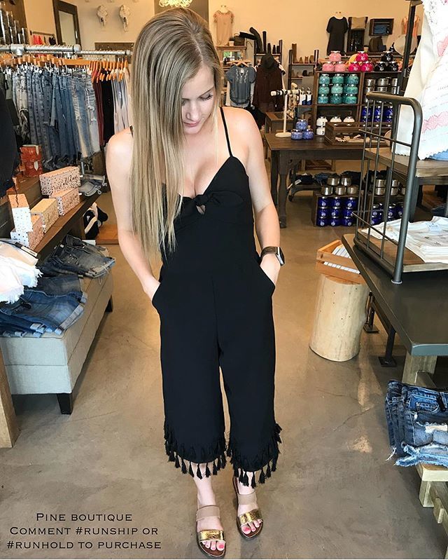pineboutique's tweet photo. this jumper is so fun and cute 😻
jumper: $89.99
sandals: $79.99
•
•
Comment #runship or #runhold to purchase! Create a @runship account at https://t.co/foBdDuMn7f to shop our feed.
•
•
•
#pineboutique #IPine #fashionista #musthave #jumper #blackjumper #tassels #ootd #o… https://t.co/h42SwfBBvn