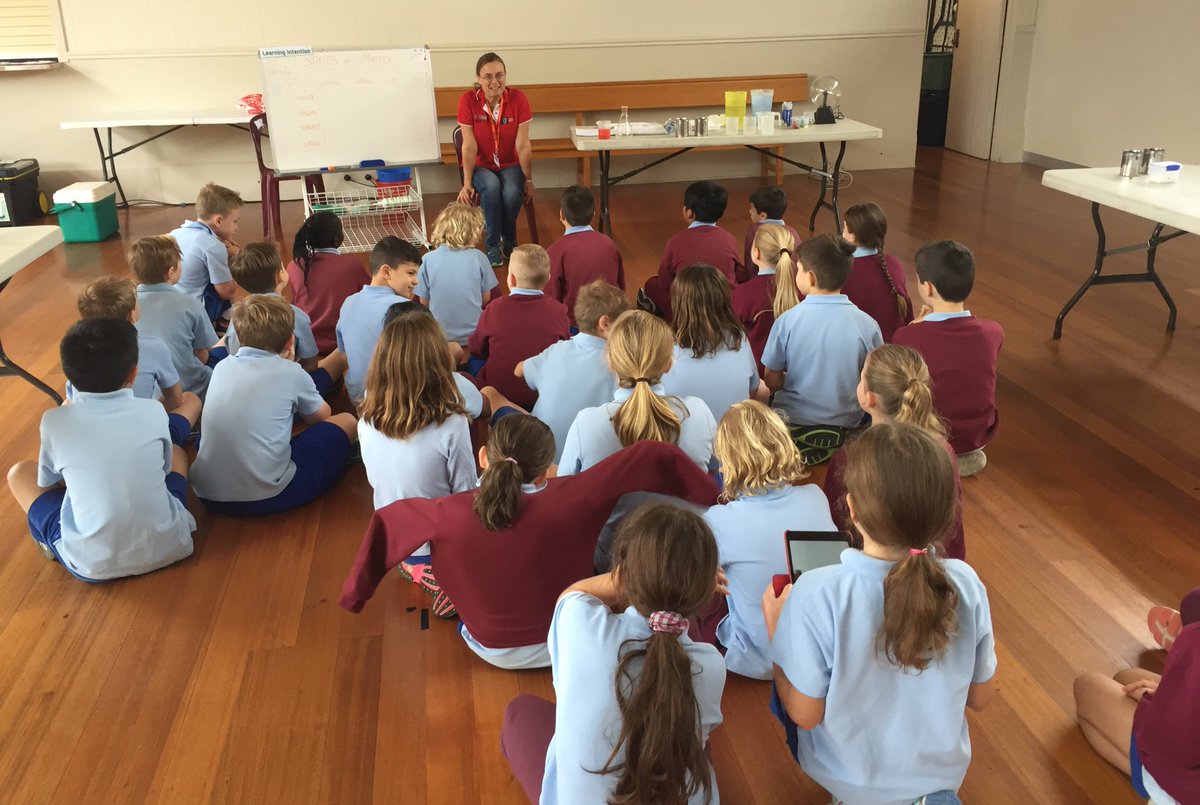 Middles_StLukes's tweet photo. Learning about #StatesofMatter #Chemistry with Sandy from @Swinburne @slblackburnsth https://t.co/5JDBFBeWrM